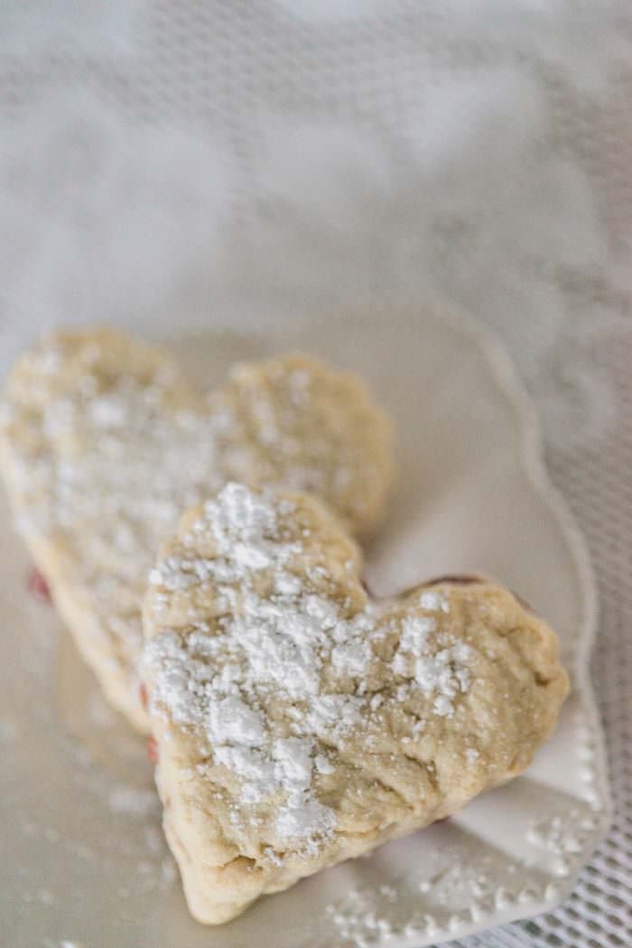 The perfect Valentine's day cookie recipe // Jelly filled cookies