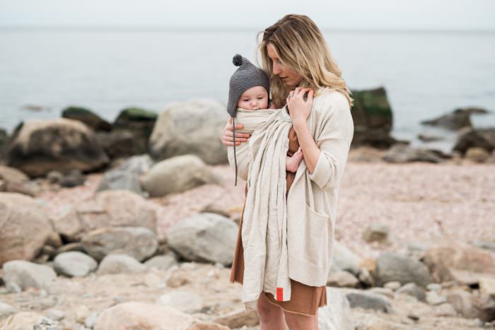 Mom Style on the Beach with Kids and a $100 Giveaway with Stitch Fix! Baby Wearing in a ring sling