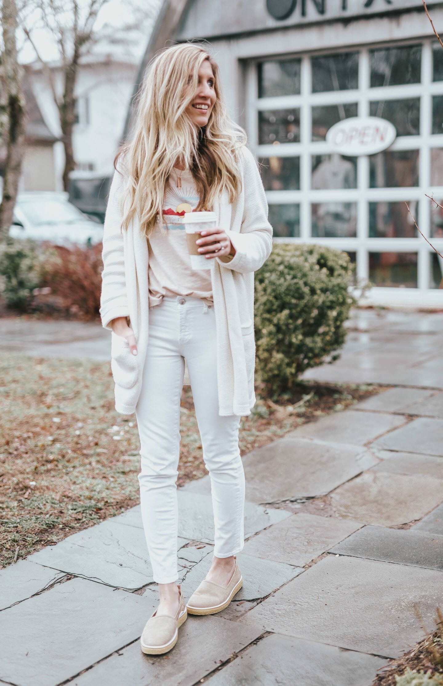 Simple spring outfit with layers by Motherhood blogger, Lynzy & Co.