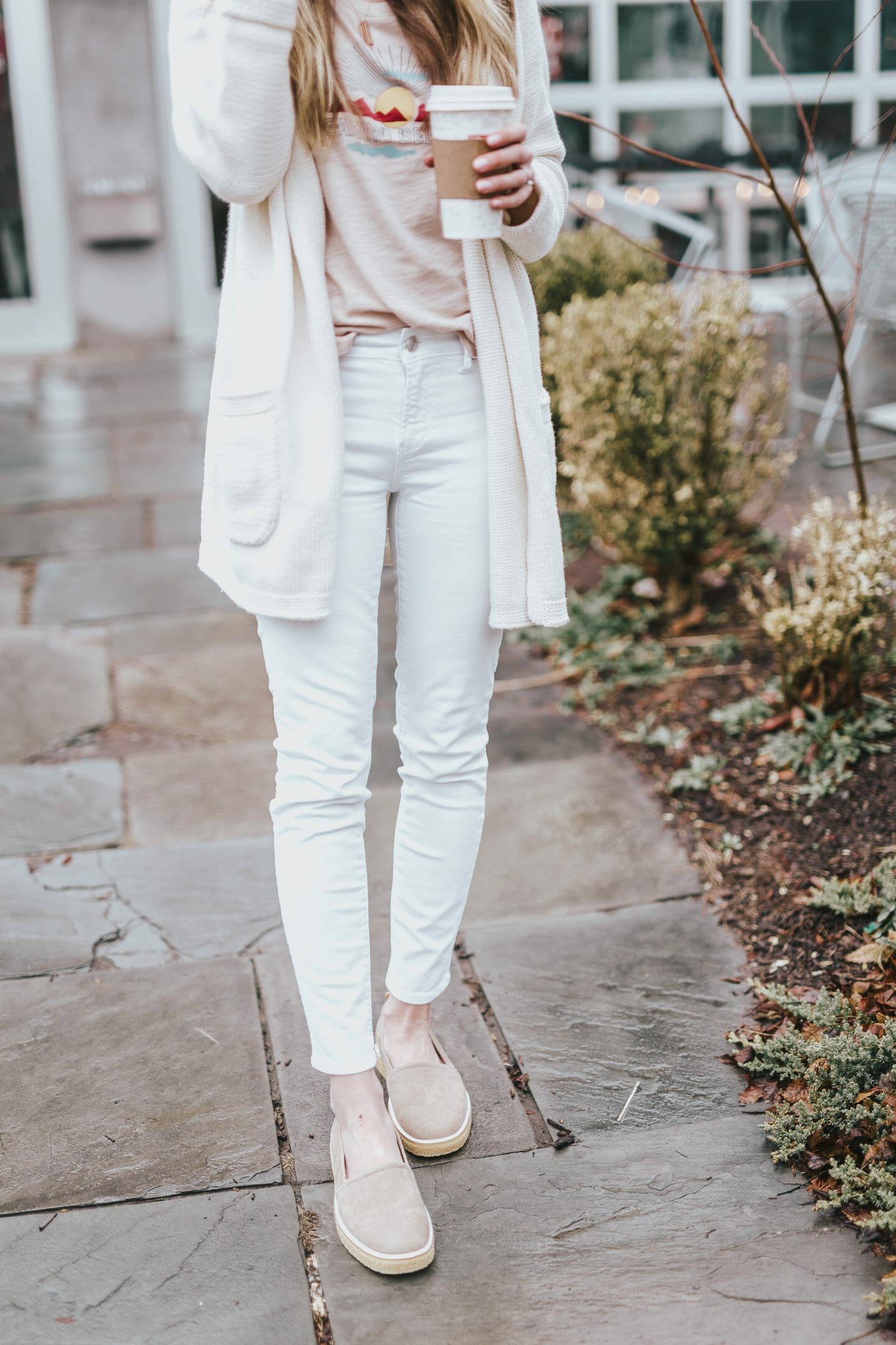 Simple spring outfit with layers by Motherhood blogger, Lynzy & Co.