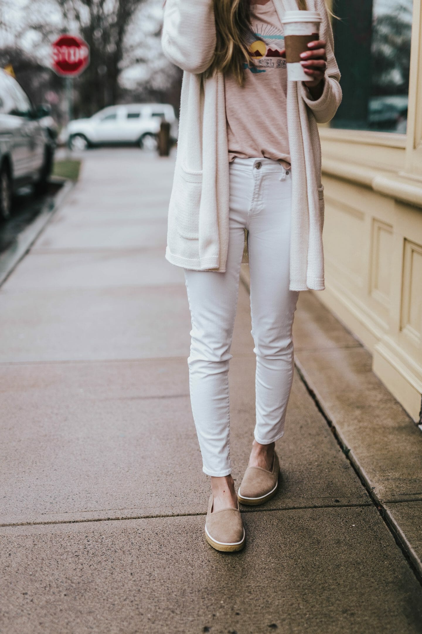 Simple spring outfit with layers by Motherhood blogger, Lynzy & Co.