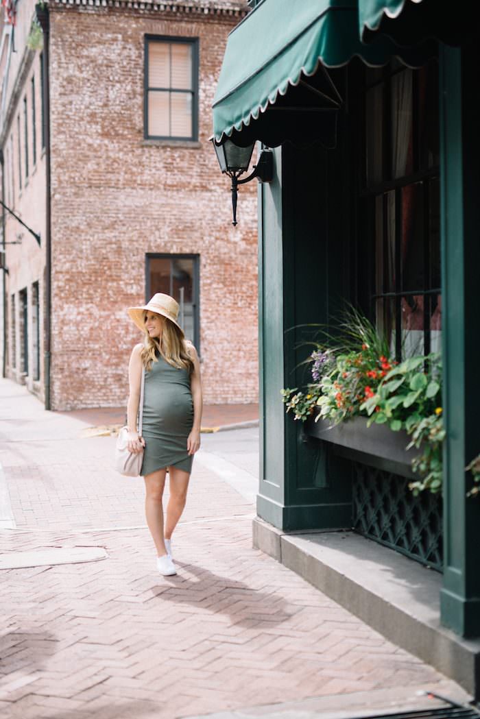 This motherhood blogger is showcasing her maternity style in this non-maternity dress that can work for before and after pregnancy!