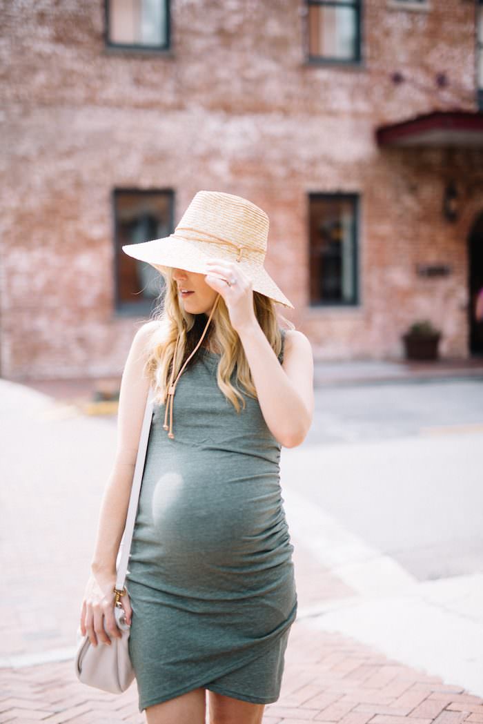This motherhood blogger is showcasing her maternity style in this non-maternity dress that can work for before and after pregnancy!