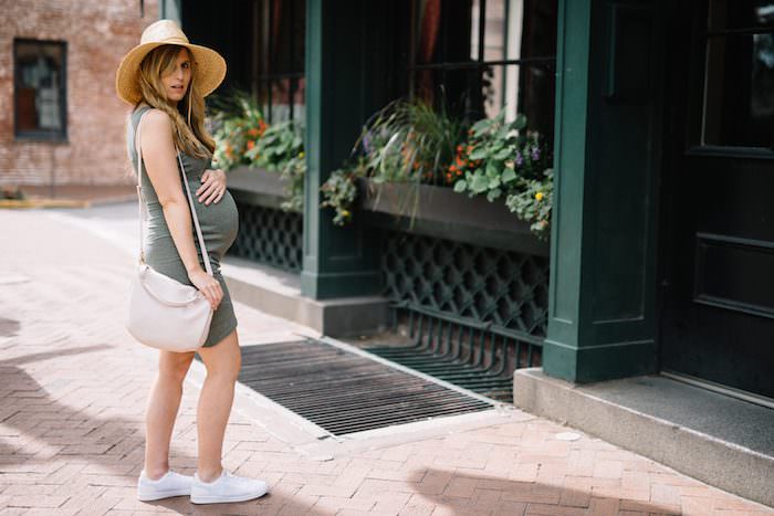 This motherhood blogger is showcasing her maternity style in this non-maternity dress that can work for before and after pregnancy!