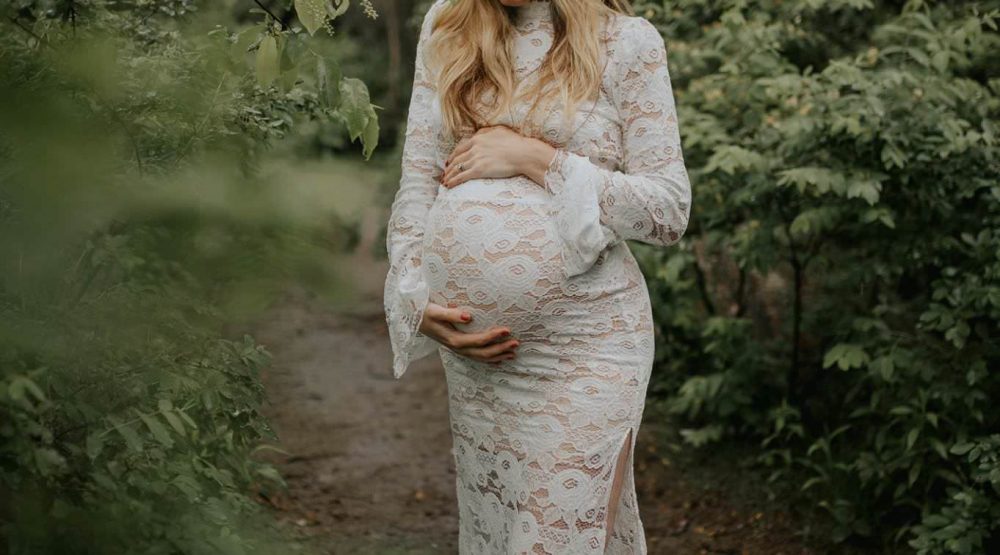 Maternity Photography in a beautiful lace maternity dress // Maternity style with Lynzy & Co. and photography by Rowanberry Lavender