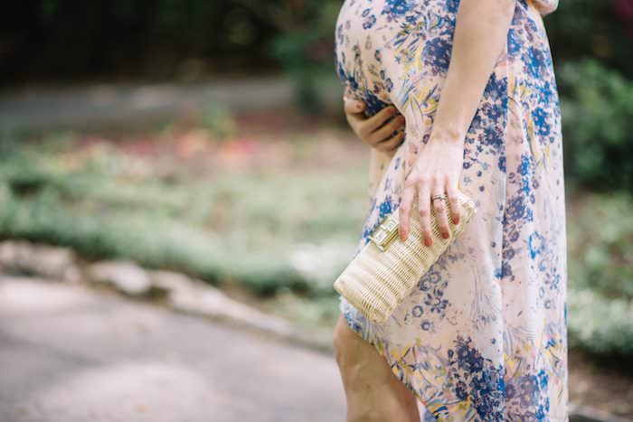 31 weeks in a non-maternity floral dress // A maternity dress that is perfect for during pregnancy AND after -