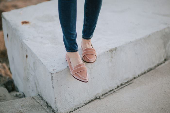 It can be so difficult to find nursing friendly tops that are also stylish. Motherhood blogger, Lynzy & Co. rounds up her favorites for September!