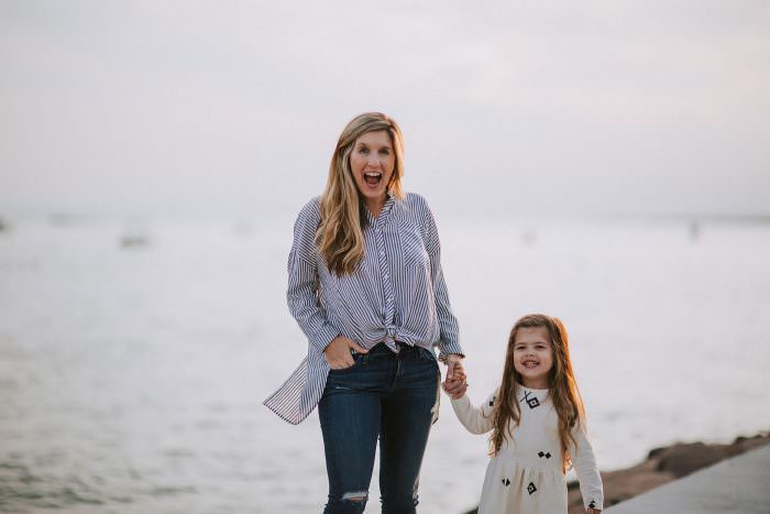 It can be so difficult to find nursing friendly tops that are also stylish. Motherhood blogger, Lynzy & Co. rounds up her favorites for September!