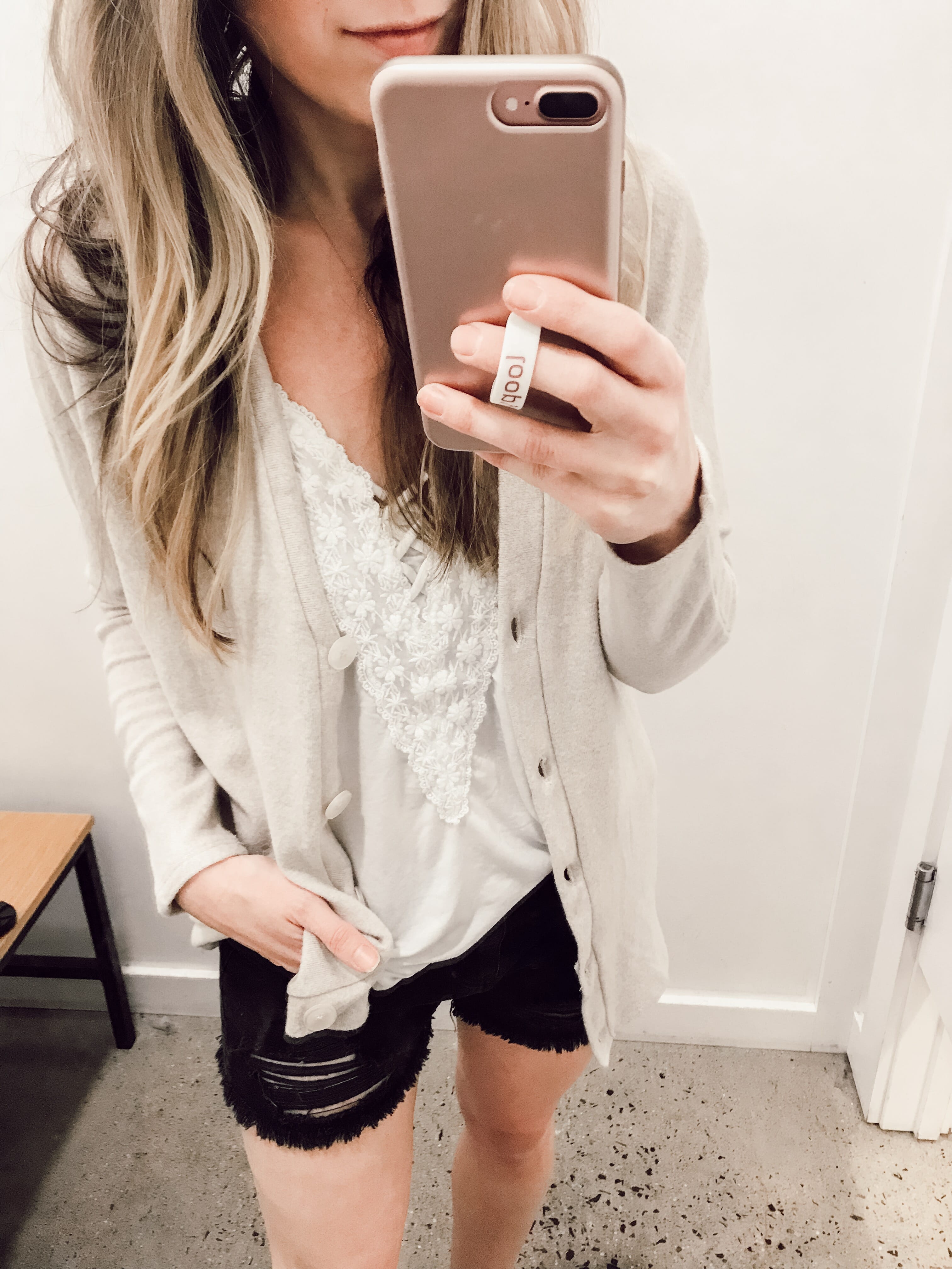 Motherhood blogger, Lynzy & Co. puts together a try on session at American Eagle