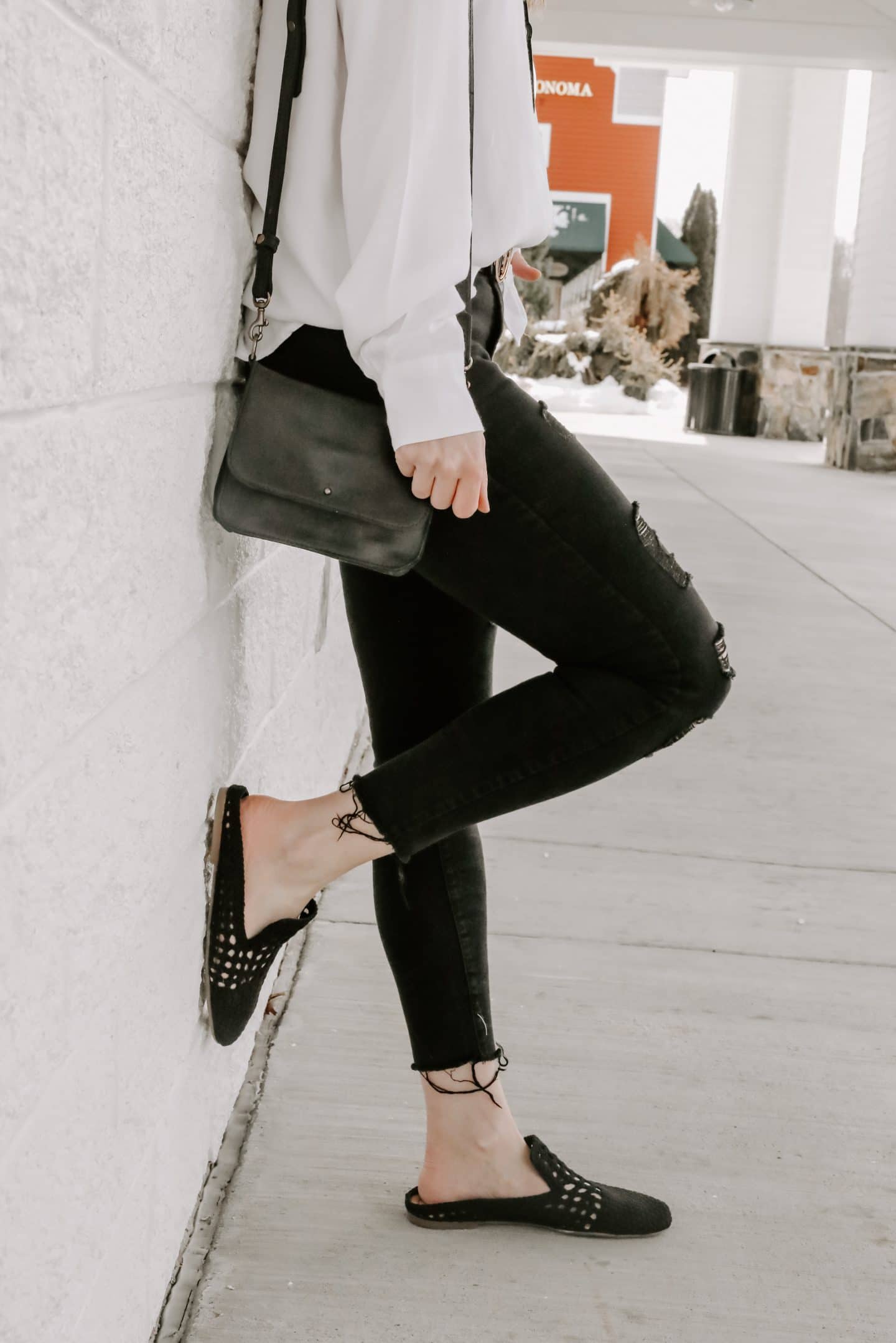 Lynzy & Co. shares a new pair of comfortable black flats that are easy to throw on and look cute too!